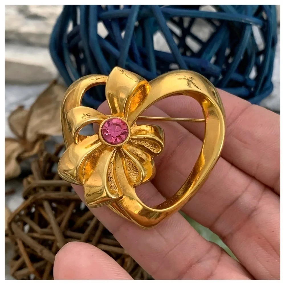 Vintage 1992 Avon October Simulated Pink Tourmaline Birthstone Heart Brooch Pin